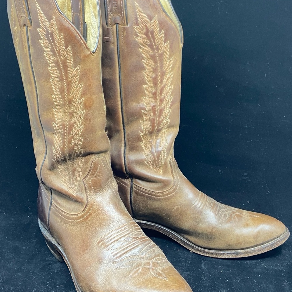 Brown Heeled Boots with Vintage Leather and Decorative Stitching
